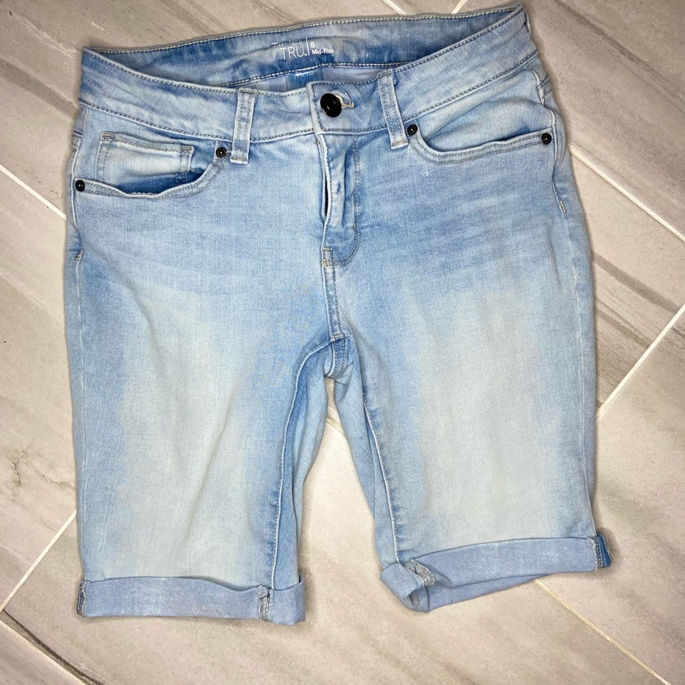 Time AND Tru. Mid-Rise Jean shorts. Size 8